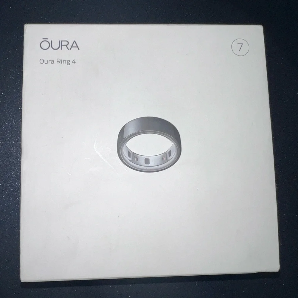 Oura Ring 4 in Elegant Black